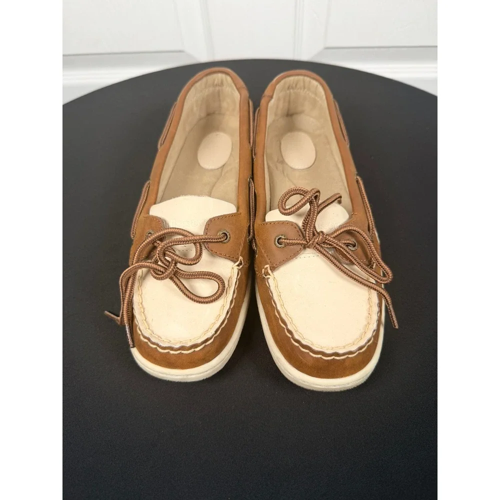 GH Bass & Co Womens Boat Shoes Brown Cream Eyelet Lace Loafers Nautical Preppy